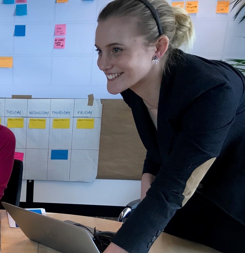 Roos Reitsma working with her team